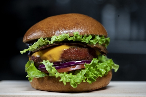 Nestlé bringt veganen Bacon Cheeseburger -